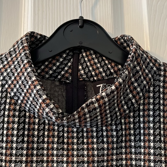 Styling… great print, wear with tie or not at neck. Sleeveless for alone / under - Picture 5 of 12